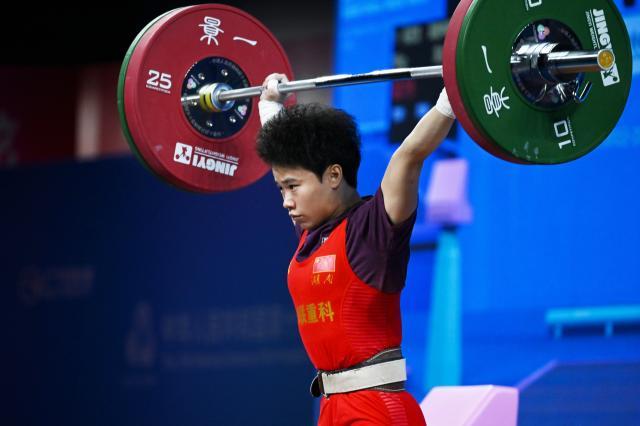 全运会｜举重——湖南队侯志慧夺得女子49公斤级冠军XxjpseC000382_20251111_MVPFN0A001.jpg