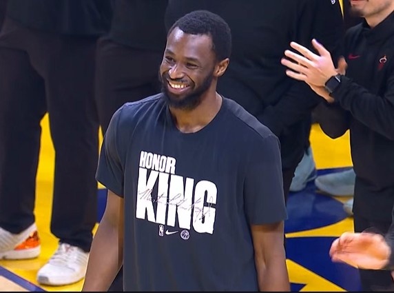 开云-功勋旧臣！勇士主场赛前介绍维金斯 嘴哥笑容依旧温暖纯真