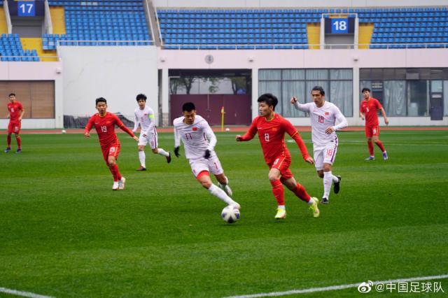 国足内部选秀大战 李金羽陈洋战队1比1平分秋色