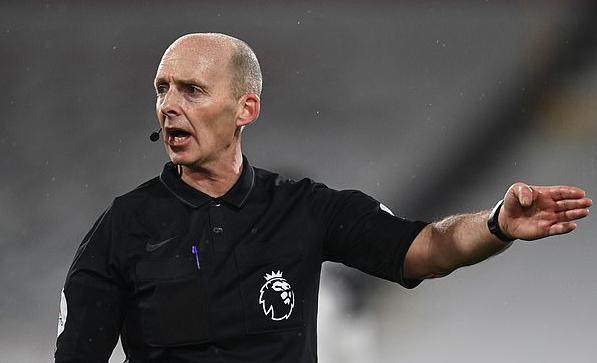 1612789992027038282.jpg 39021754-9228269-Premier_League_referee_Mike_Dean_has_received_death_threats-a-2_1612784021932.jpg